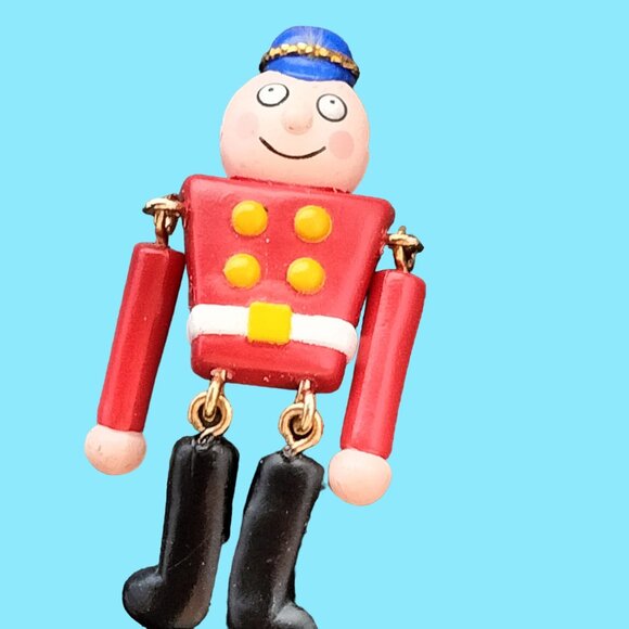 Toy Soldier Pin Brooch Holiday Christmas Dangle Legs Arms Jewelry - Picture 4 of 6